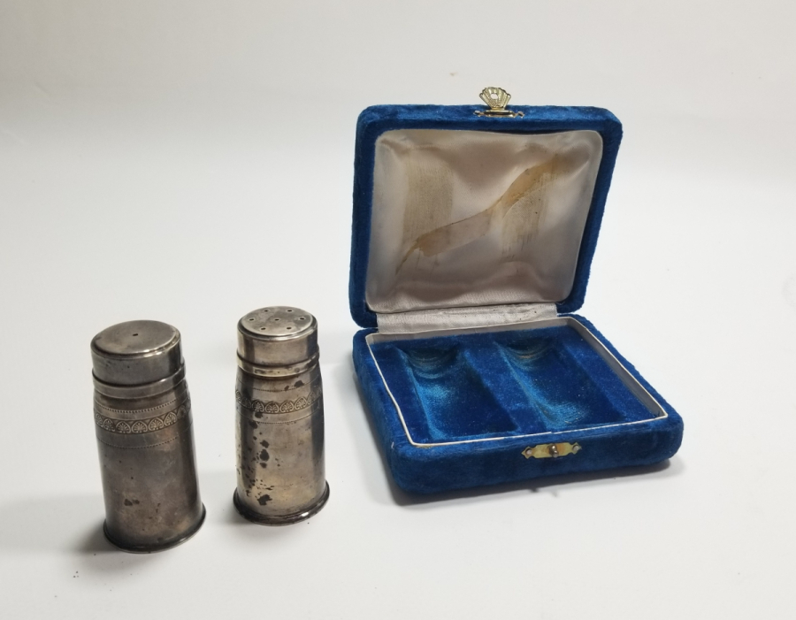 ORİJİNAL KUTUSUNDA ANTİKA GÜMÜŞ ÇİFT TUZLUK BİBERLİK