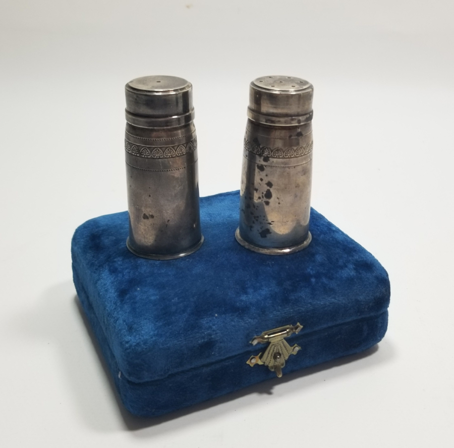 ORİJİNAL KUTUSUNDA ANTİKA GÜMÜŞ ÇİFT TUZLUK BİBERLİK