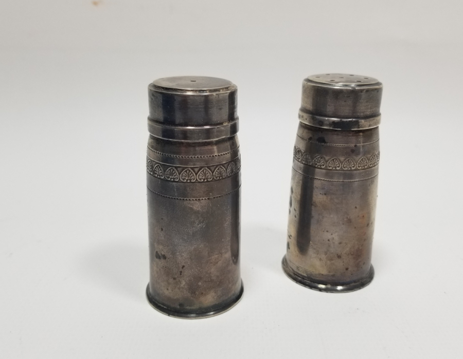 ORİJİNAL KUTUSUNDA ANTİKA GÜMÜŞ ÇİFT TUZLUK BİBERLİK