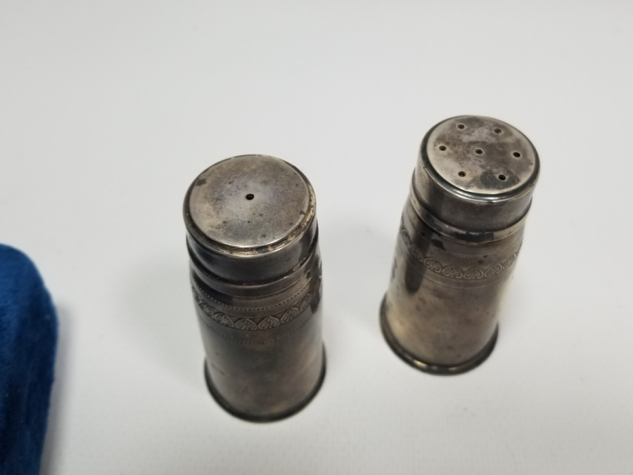 ORİJİNAL KUTUSUNDA ANTİKA GÜMÜŞ ÇİFT TUZLUK BİBERLİK