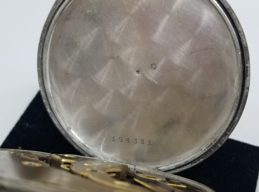 KADRANI ALTIN BEZEMELİ ARKADAN KURMALI GÜMÜŞ KASA ANTİKA CEP SAATİ