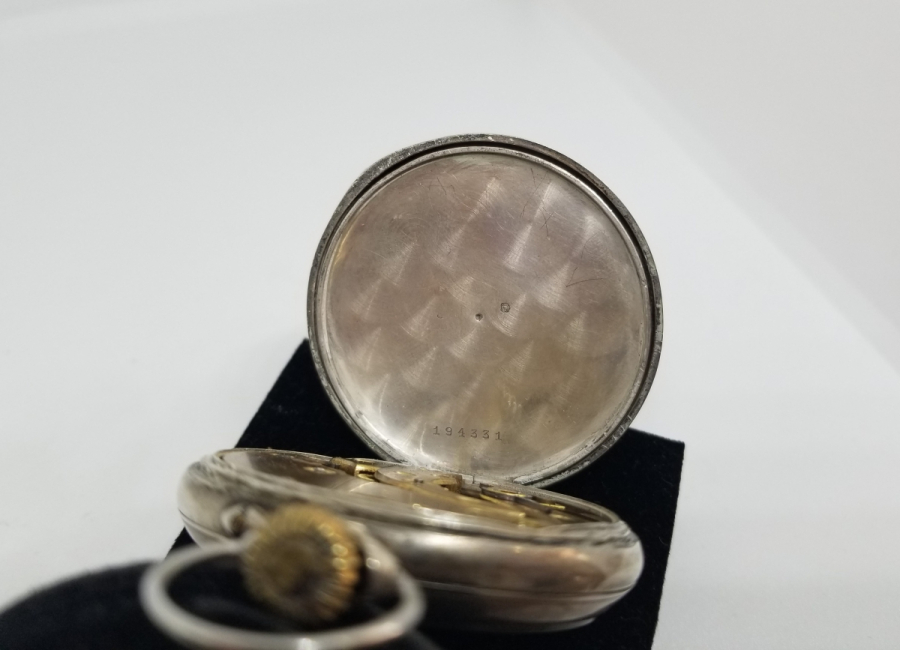 KADRANI ALTIN BEZEMELİ ARKADAN KURMALI GÜMÜŞ KASA ANTİKA CEP SAATİ