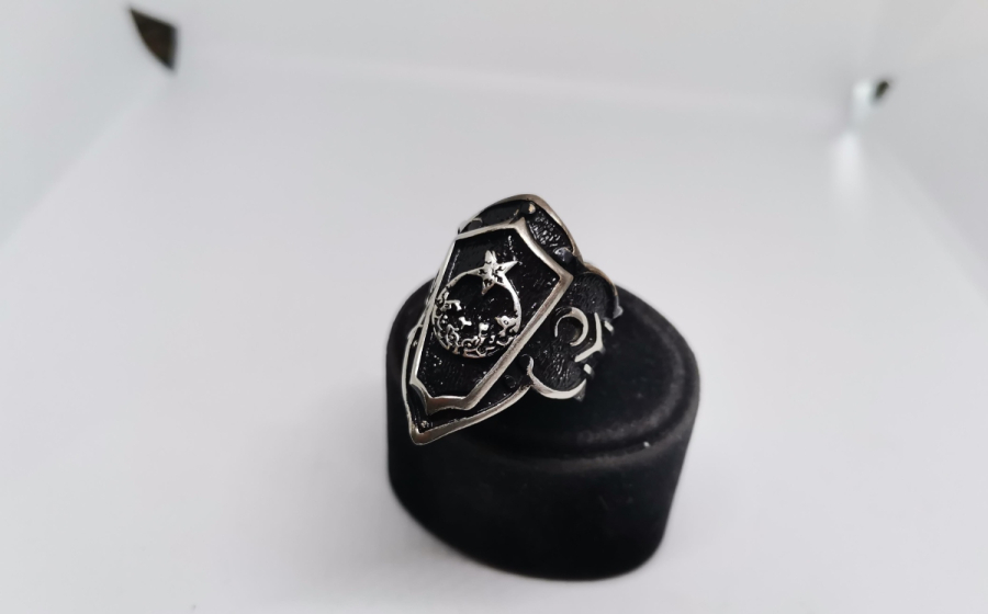 ZİHGİR FORMUNDA YAPILMIŞ KABARTMA İŞÇİLİKLİ GÜMÜŞ YÜZÜK