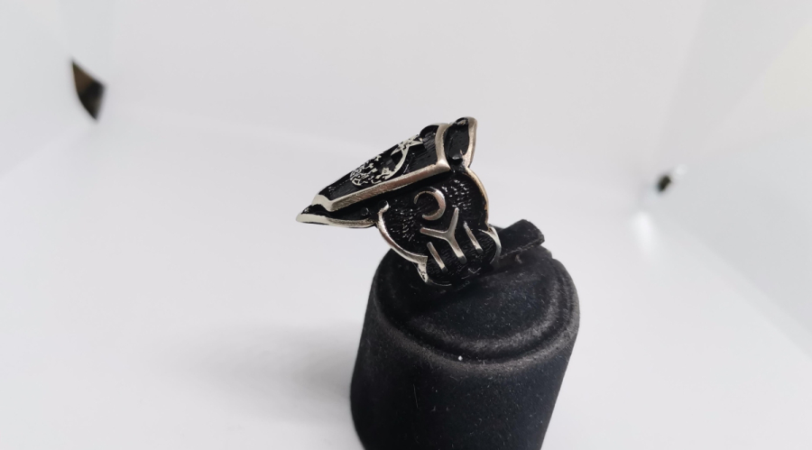 ZİHGİR FORMUNDA YAPILMIŞ KABARTMA İŞÇİLİKLİ GÜMÜŞ YÜZÜK