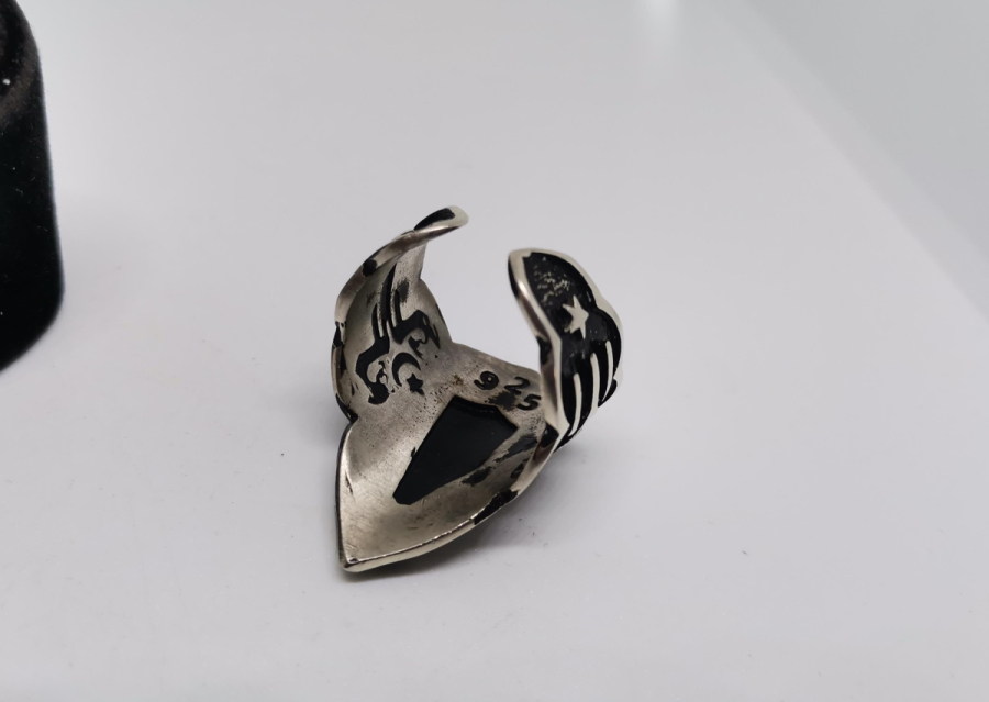 ZİHGİR FORMUNDA YAPILMIŞ KABARTMA İŞÇİLİKLİ GÜMÜŞ YÜZÜK