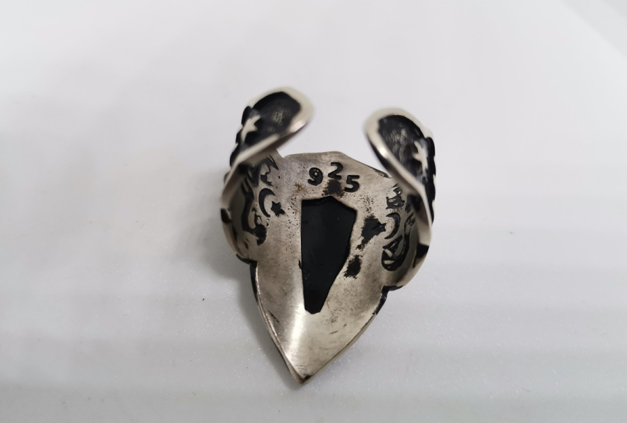 ZİHGİR FORMUNDA YAPILMIŞ KABARTMA İŞÇİLİKLİ GÜMÜŞ YÜZÜK