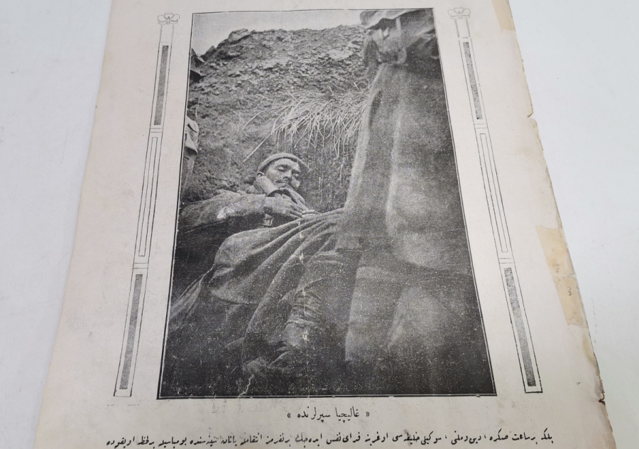 ELİNDE EL BOMBASIYLA CEPHEDE DİNLENEN ASKER GÖRSELLİ 1. DÜNYA SAVAŞI DÖNEMİ GALİÇYA CEPHESİ KONULU HARP MECMUASI