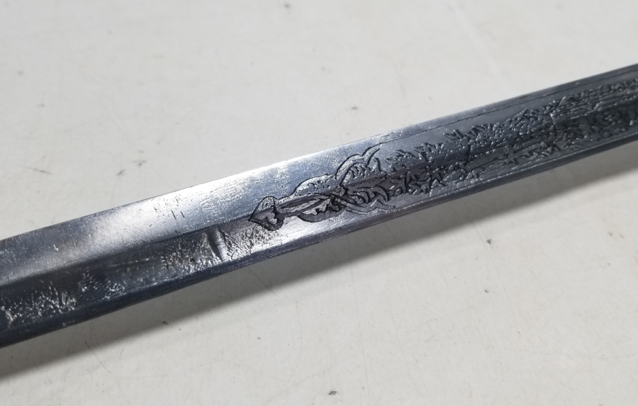 NAMLUSU GRAVÜRLÜ ANTİKA SUBAY KILICI