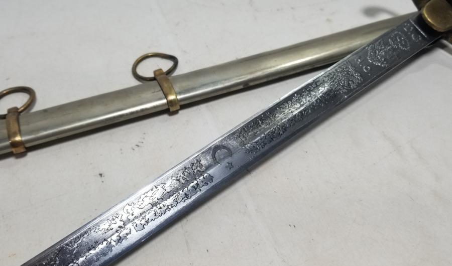 NAMLUSU GRAVÜRLÜ ANTİKA SUBAY KILICI