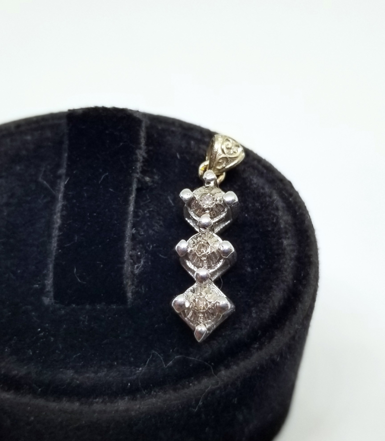 ÜÇ TAŞ MODEL AİLE TASVİRLİ PIRLANTA KOLYE UCU