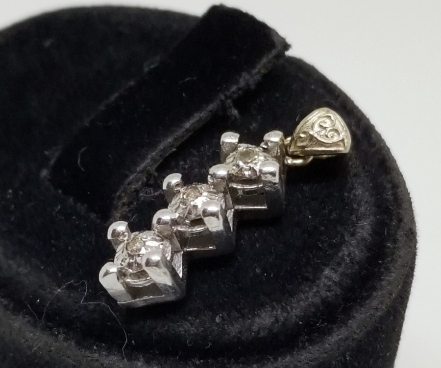 ÜÇ TAŞ MODEL AİLE TASVİRLİ PIRLANTA KOLYE UCU