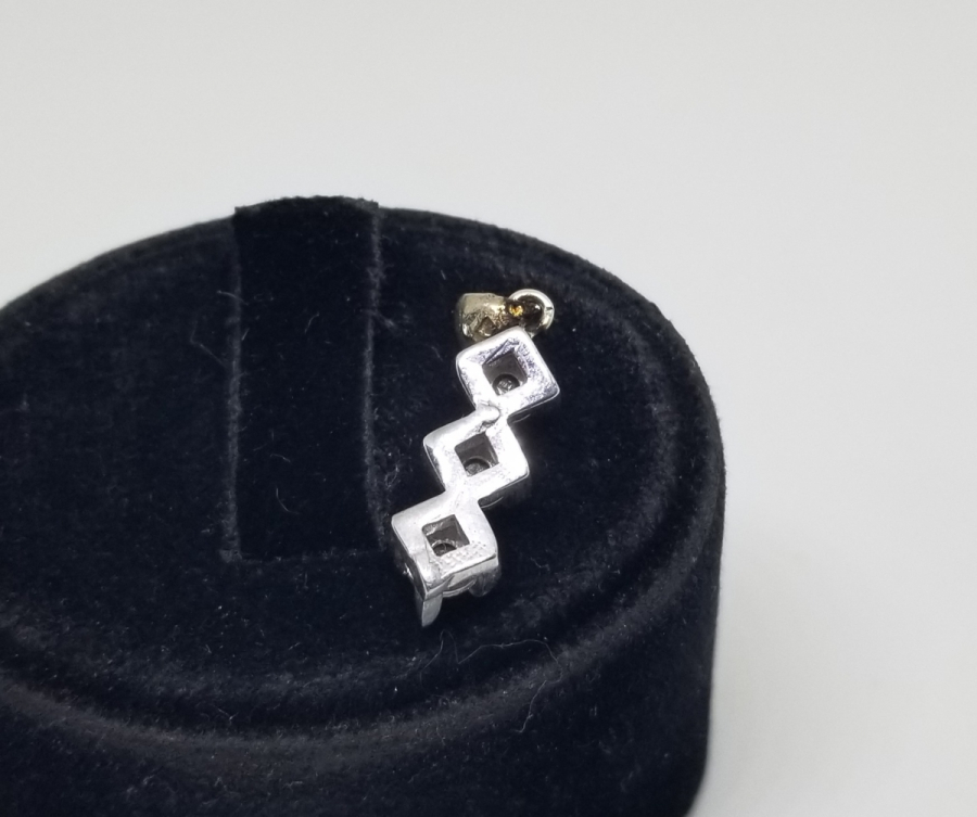 ÜÇ TAŞ MODEL AİLE TASVİRLİ PIRLANTA KOLYE UCU