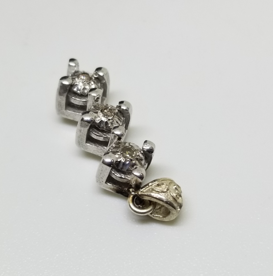 ÜÇ TAŞ MODEL AİLE TASVİRLİ PIRLANTA KOLYE UCU