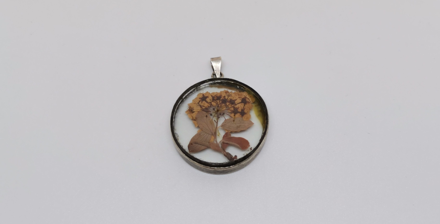 CANLI BİTKİDEN YAPILMIŞ ÖZEL YAPIM KOLYE UCU