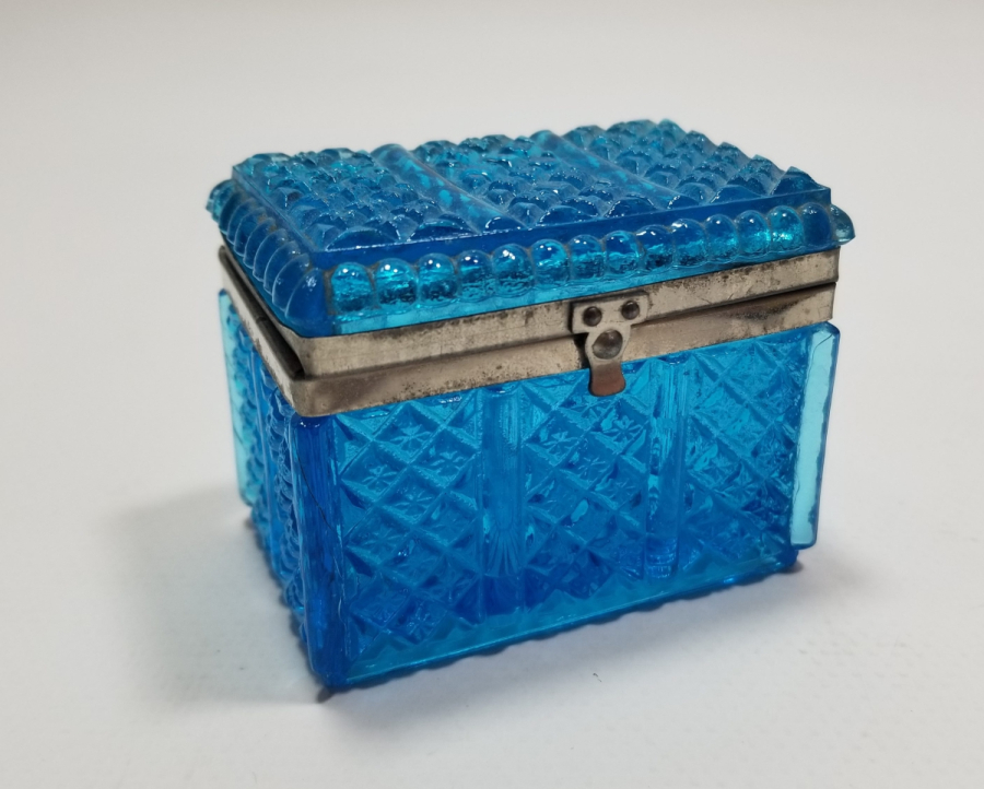 KABARTMA İŞÇİLİKLİ ANTİKA KAPAKLI KUTU