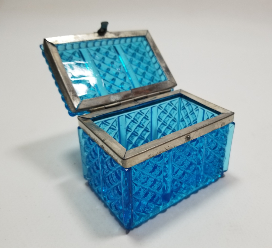 KABARTMA İŞÇİLİKLİ ANTİKA KAPAKLI KUTU