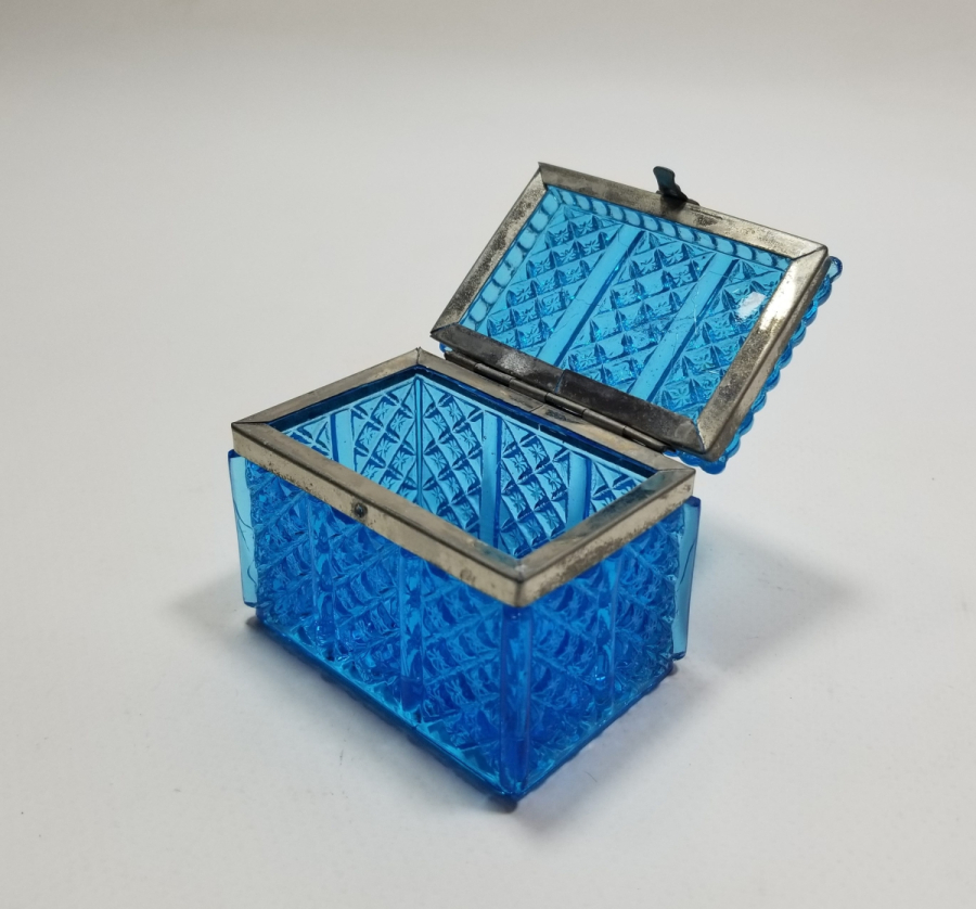 KABARTMA İŞÇİLİKLİ ANTİKA KAPAKLI KUTU