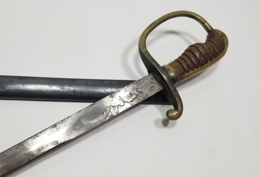 ÜZERİNDE OSMANLICA HATLI YAZI İLE "ALLAH CC BİZİMLE" YAZILI OSMANLI DÖNEMİ 1. DÜNYA SAVAŞI NADİR BOYDA TOPÇU SUBAY KILICI.