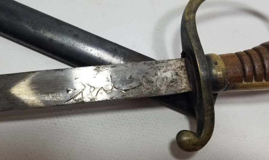 ÜZERİNDE OSMANLICA HATLI YAZI İLE "ALLAH CC BİZİMLE" YAZILI OSMANLI DÖNEMİ 1. DÜNYA SAVAŞI NADİR BOYDA TOPÇU SUBAY KILICI.