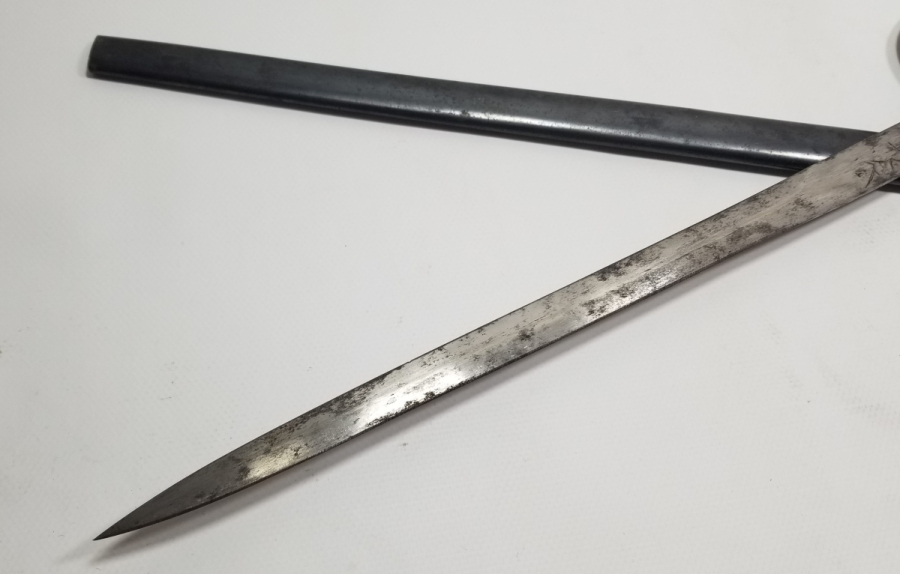 ÜZERİNDE OSMANLICA HATLI YAZI İLE "ALLAH CC BİZİMLE" YAZILI OSMANLI DÖNEMİ 1. DÜNYA SAVAŞI NADİR BOYDA TOPÇU SUBAY KILICI.