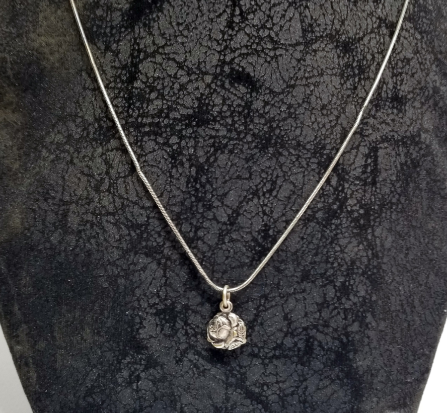 KABARTMA İŞÇİLİKLİ GÜMÜŞ KOLYE