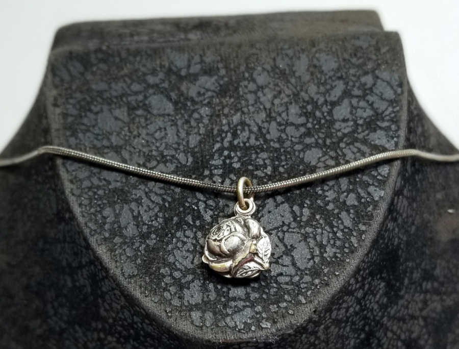 KABARTMA İŞÇİLİKLİ GÜMÜŞ KOLYE