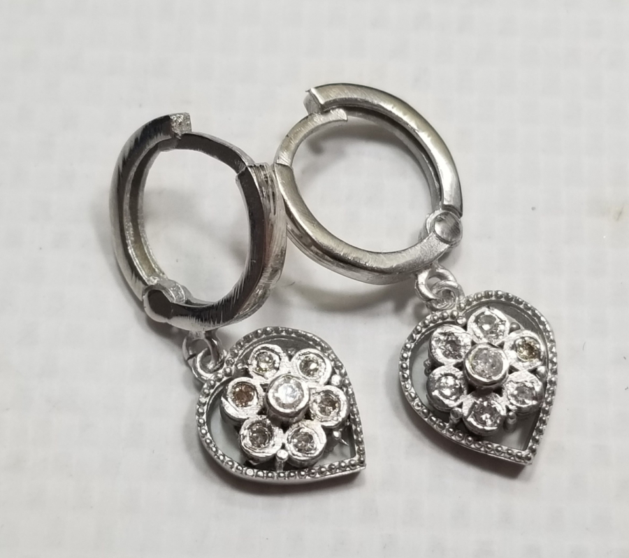 PIRLANTA TAŞLI KALP FORMLU KÜPE