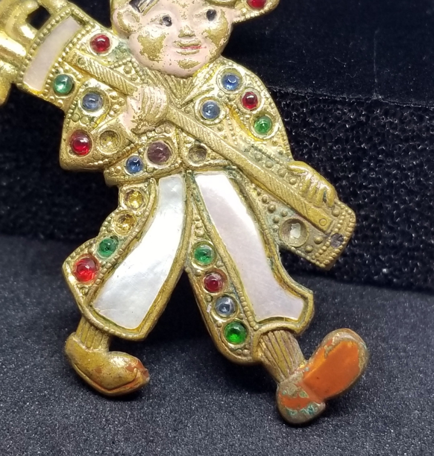 SEDEF İŞÇİLİKLİ GOLF OYNAYAN ÇOCUK GÖRSELLİ ANTİKA BROŞ