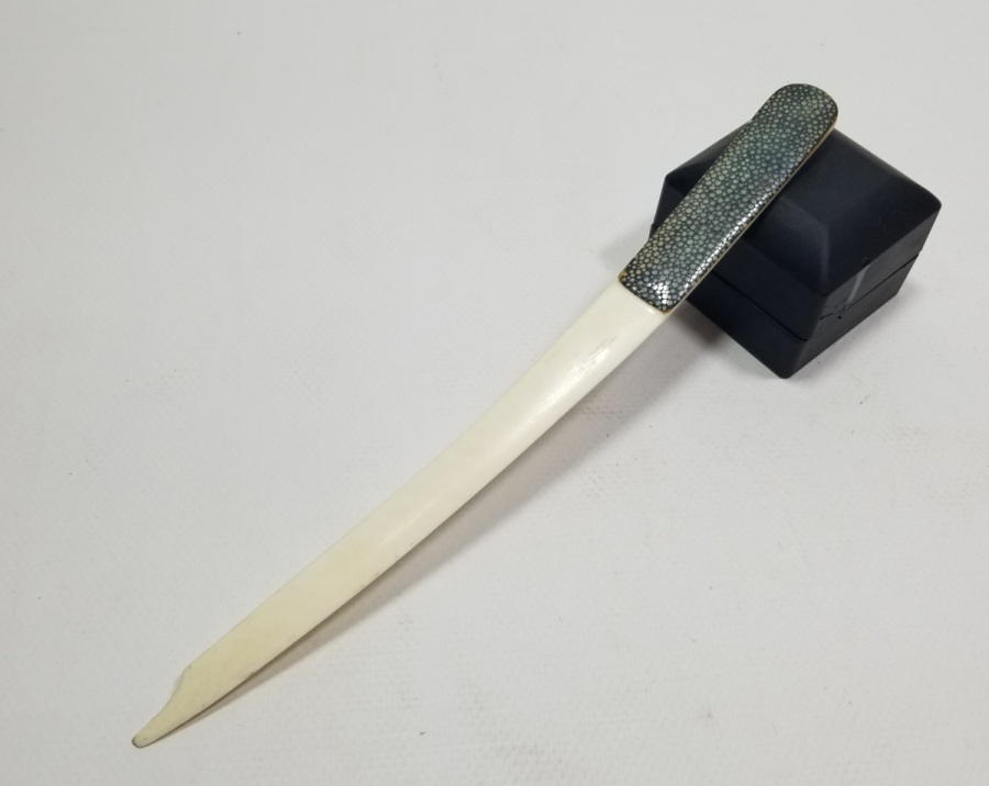 VATOZ BALIĞI DERİSİ VE FİLDİŞİNDEN YAPILMIŞ ANTİKA ZARF AÇACAĞI