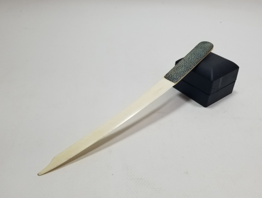 VATOZ BALIĞI DERİSİ VE FİLDİŞİNDEN YAPILMIŞ ANTİKA ZARF AÇACAĞI