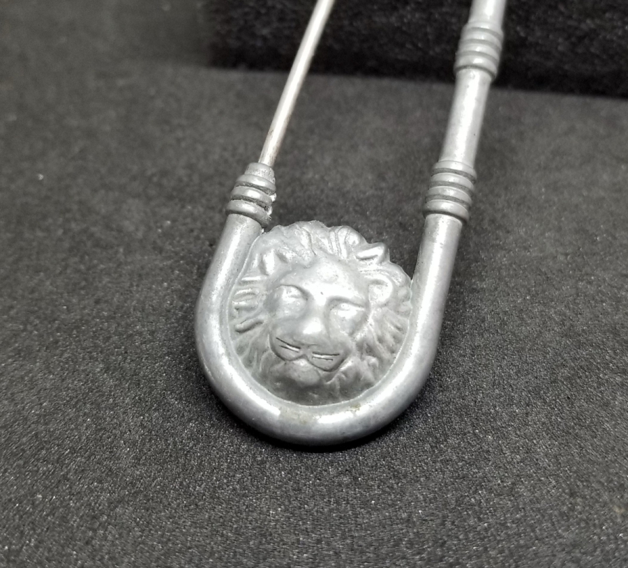 ÇENGELLİ İĞNE FORMUNDA YAPILMIŞ ASLAN BAŞLI ANTİKA İNGİLİZ BROŞ