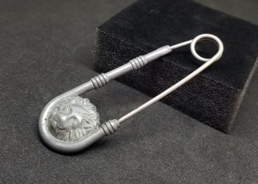 ÇENGELLİ İĞNE FORMUNDA YAPILMIŞ ASLAN BAŞLI ANTİKA İNGİLİZ BROŞ