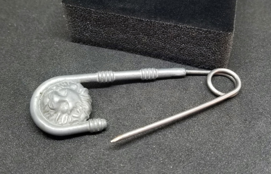 ÇENGELLİ İĞNE FORMUNDA YAPILMIŞ ASLAN BAŞLI ANTİKA İNGİLİZ BROŞ