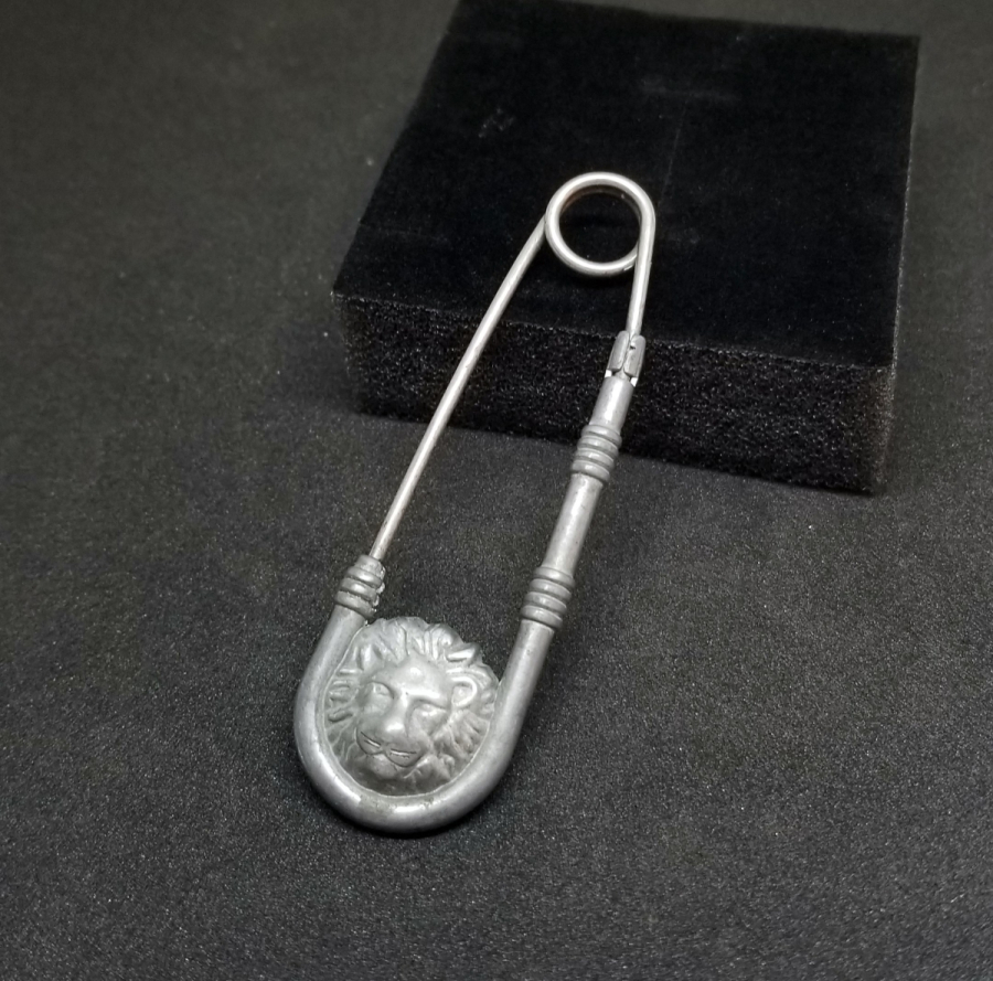 ÇENGELLİ İĞNE FORMUNDA YAPILMIŞ ASLAN BAŞLI ANTİKA İNGİLİZ BROŞ