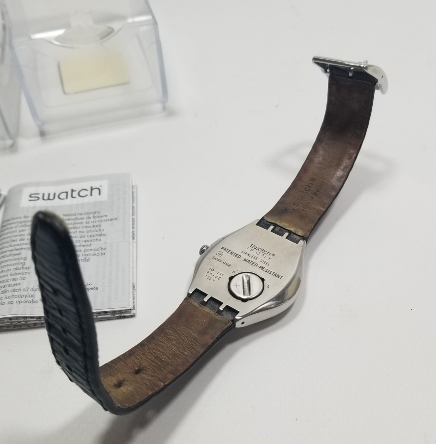 ÇALIŞIR DURUMDA TÜM EVRAKLARIYLA DERİ KORDONLU SWATCH MARKA