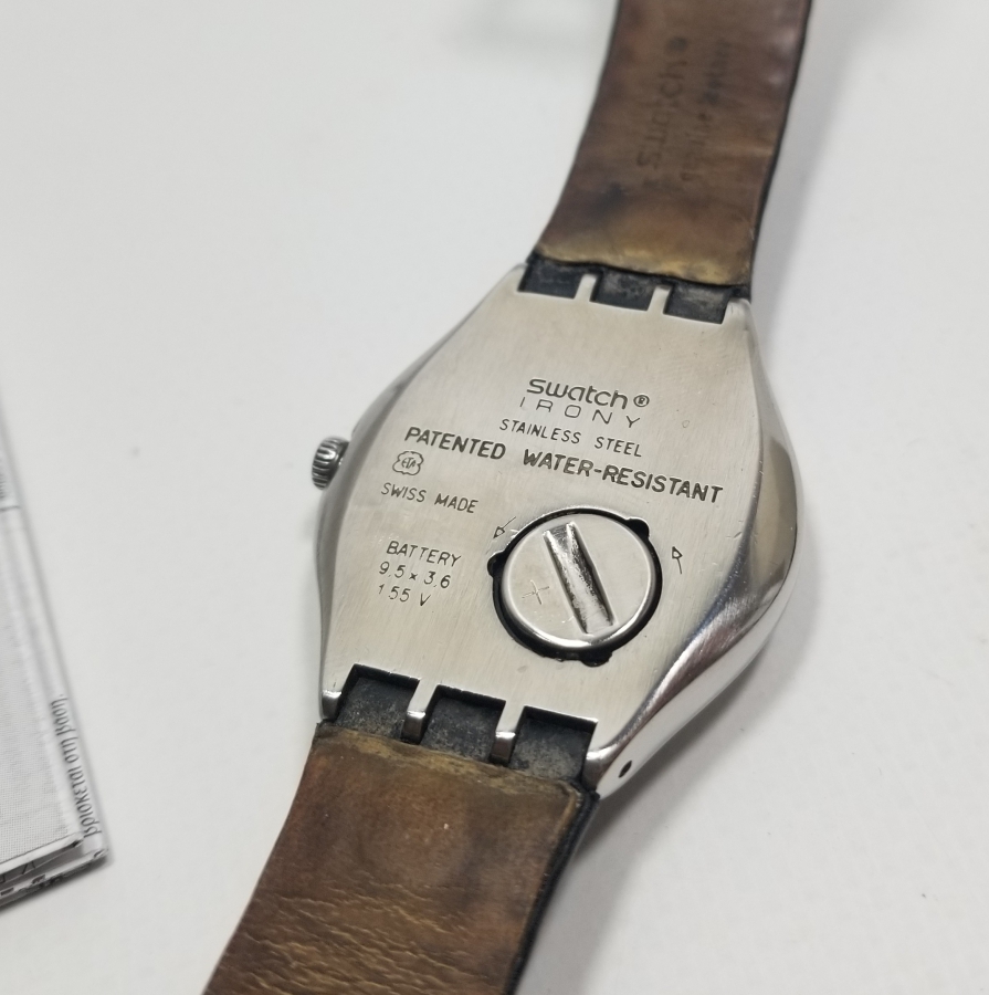 ÇALIŞIR DURUMDA TÜM EVRAKLARIYLA DERİ KORDONLU SWATCH MARKA