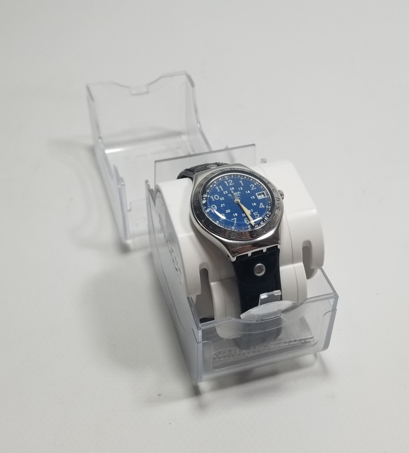 ÇALIŞIR DURUMDA TÜM EVRAKLARIYLA DERİ KORDONLU SWATCH MARKA