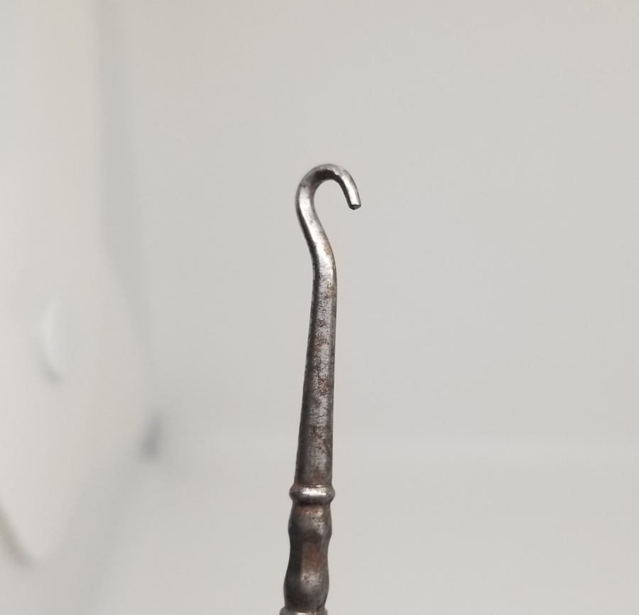 KABARTMA İŞÇİLİKLİ GÜMÜŞ TUTMAÇLI ANTİKA POTİN BAĞLAMA ALETİ