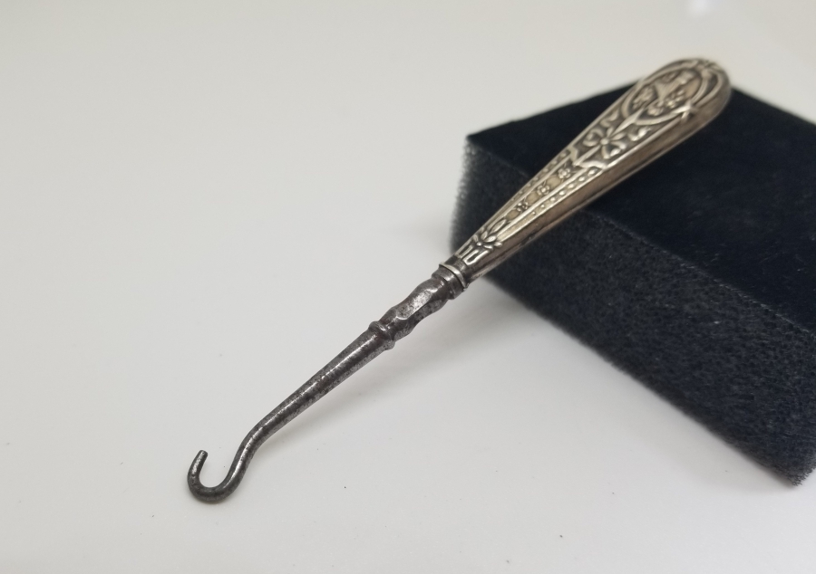 KABARTMA İŞÇİLİKLİ GÜMÜŞ TUTMAÇLI ANTİKA POTİN BAĞLAMA ALETİ