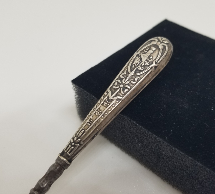 KABARTMA İŞÇİLİKLİ GÜMÜŞ TUTMAÇLI ANTİKA POTİN BAĞLAMA ALETİ