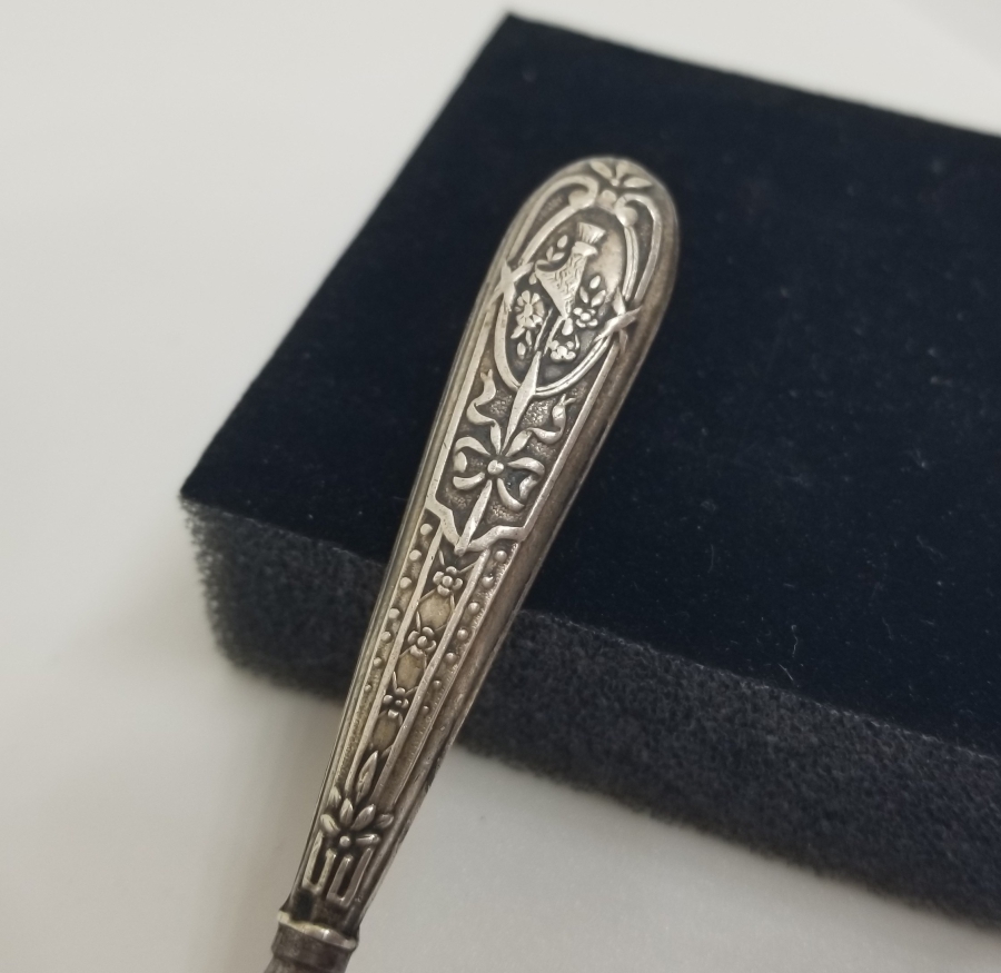 KABARTMA İŞÇİLİKLİ GÜMÜŞ TUTMAÇLI ANTİKA POTİN BAĞLAMA ALETİ