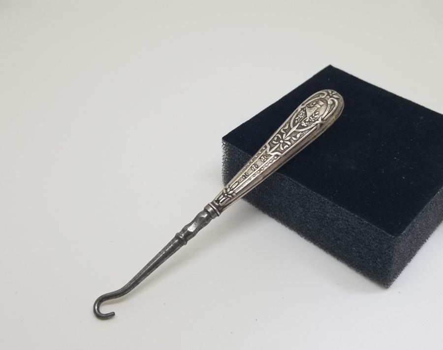 KABARTMA İŞÇİLİKLİ GÜMÜŞ TUTMAÇLI ANTİKA POTİN BAĞLAMA ALETİ