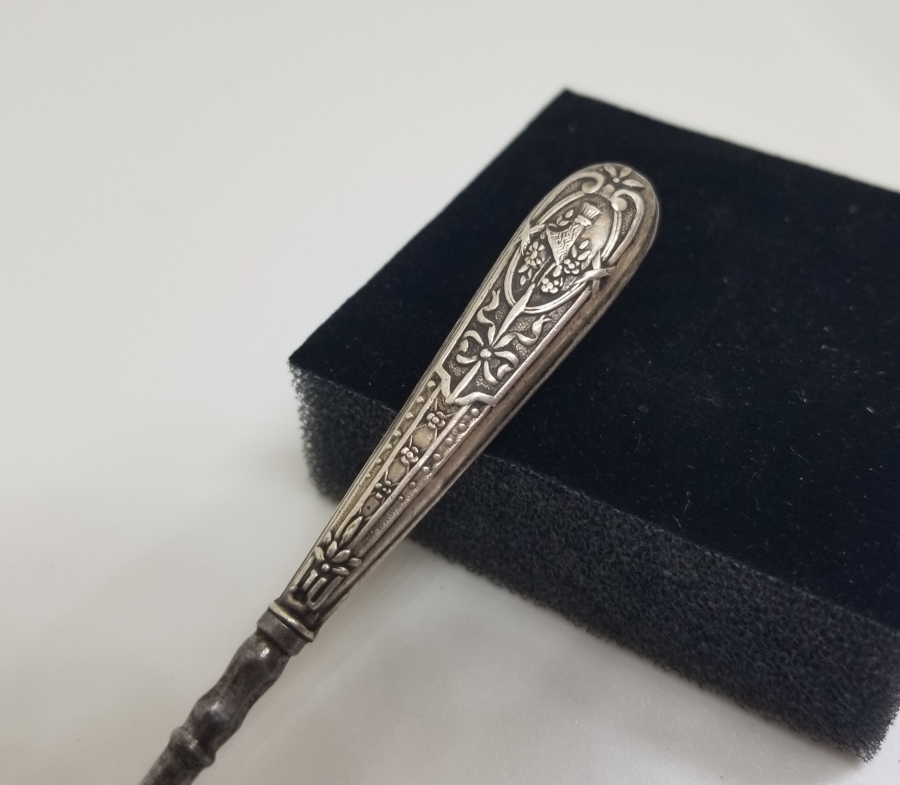 KABARTMA İŞÇİLİKLİ GÜMÜŞ TUTMAÇLI ANTİKA POTİN BAĞLAMA ALETİ