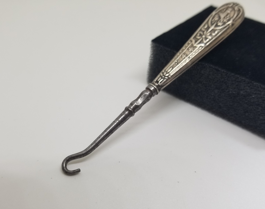 KABARTMA İŞÇİLİKLİ GÜMÜŞ TUTMAÇLI ANTİKA POTİN BAĞLAMA ALETİ