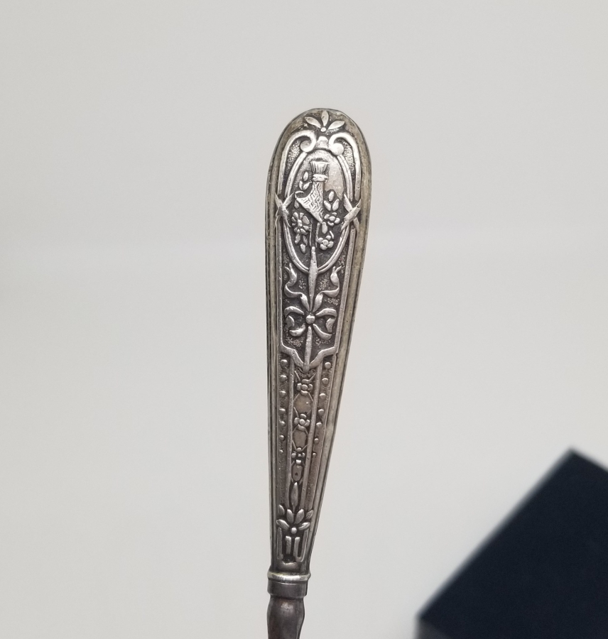 KABARTMA İŞÇİLİKLİ GÜMÜŞ TUTMAÇLI ANTİKA POTİN BAĞLAMA ALETİ