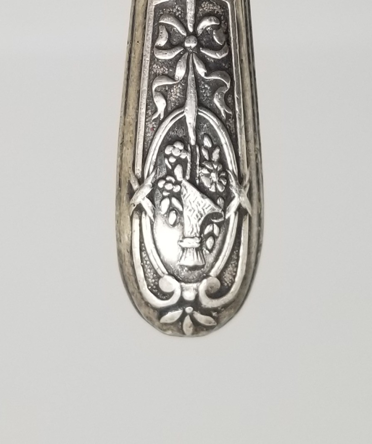 KABARTMA İŞÇİLİKLİ GÜMÜŞ TUTMAÇLI ANTİKA POTİN BAĞLAMA ALETİ