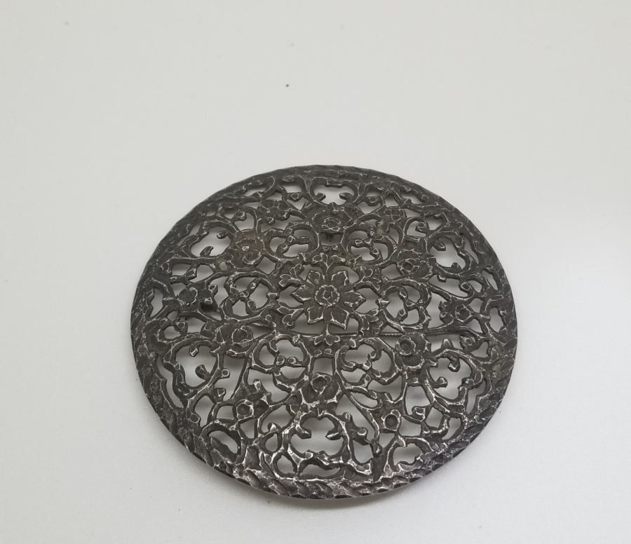 OSMANLI DÖNEMİ TESTERE VE KABARTMA İŞÇİLİKLİ GÜMÜŞ BROŞ