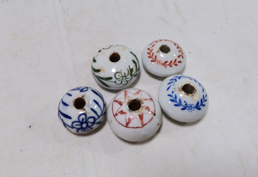 ÜZERLERİ İŞLEMELİ OSMANLI DÖNEMİ PORSELEN ÇEKMECE KULPLARI LOTU