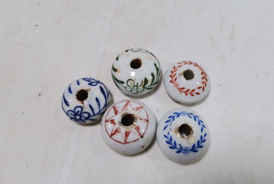 ÜZERLERİ İŞLEMELİ OSMANLI DÖNEMİ PORSELEN ÇEKMECE KULPLARI LOTU