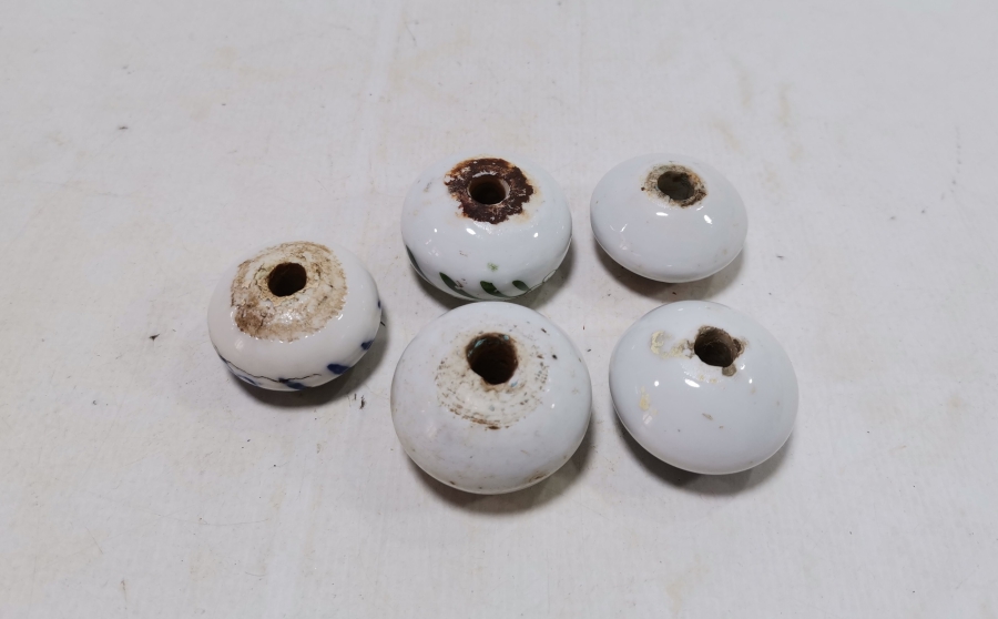 ÜZERLERİ İŞLEMELİ OSMANLI DÖNEMİ PORSELEN ÇEKMECE KULPLARI LOTU